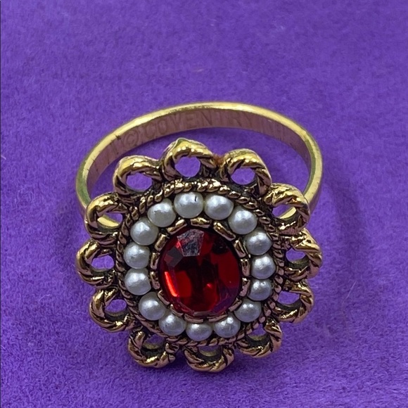 💛 Elegant Sarah Coventry Gold Plated Red Gemstone Ring - Picture 3 of 6